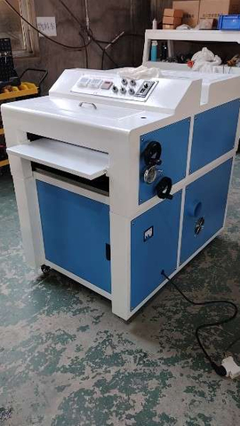 Machine de rev&ecirc;tement UV automatique UV-480 de 480 mm pour l'impression de papier et le laminage de photos