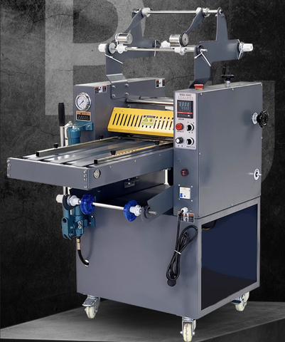Laminador hidr&aacute;ulico industrial BFT-390C com alimenta&ccedil;&atilde;o autom&aacute;tica de papel e enrolamento acabado